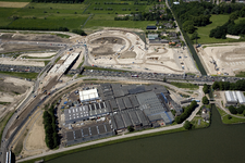 802461 Luchtfoto van de werkzaamheden aan het verkeersplein Hooggelegen bij de autosnelweg A2 te Utrecht, uit het ...